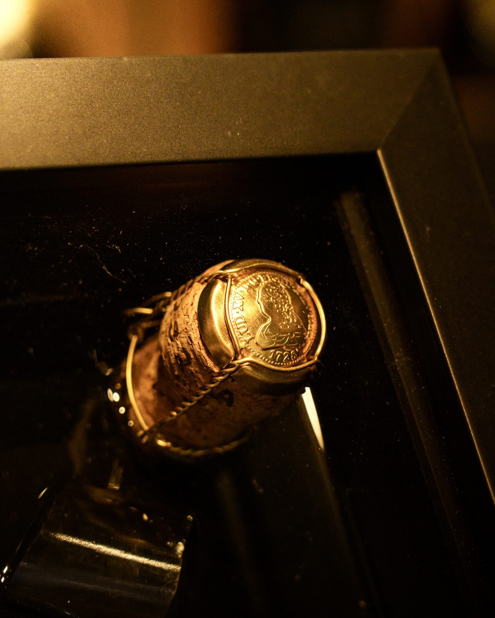 Détail de la capsule dorée d'une bouteille de champagne