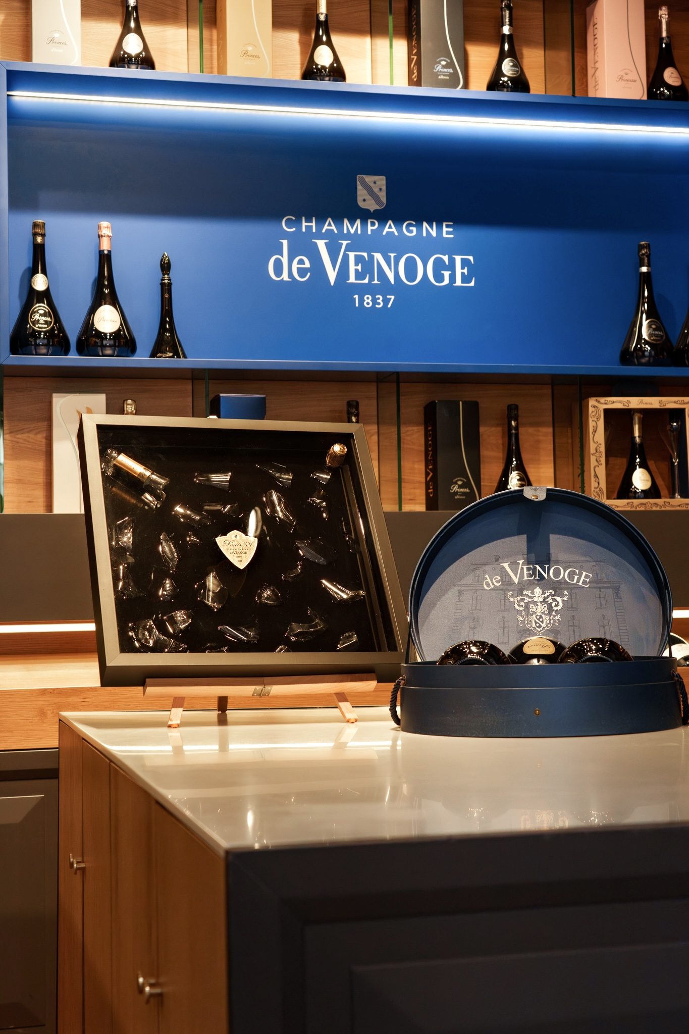 Cadre Éclats de Champagne exposé dans une maison de Champagne